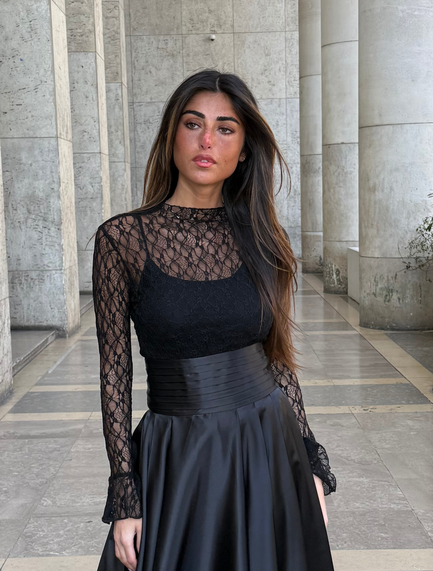Haut en dentelle noire à col montant