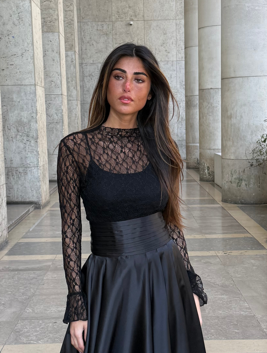 Haut en dentelle noire à col montant